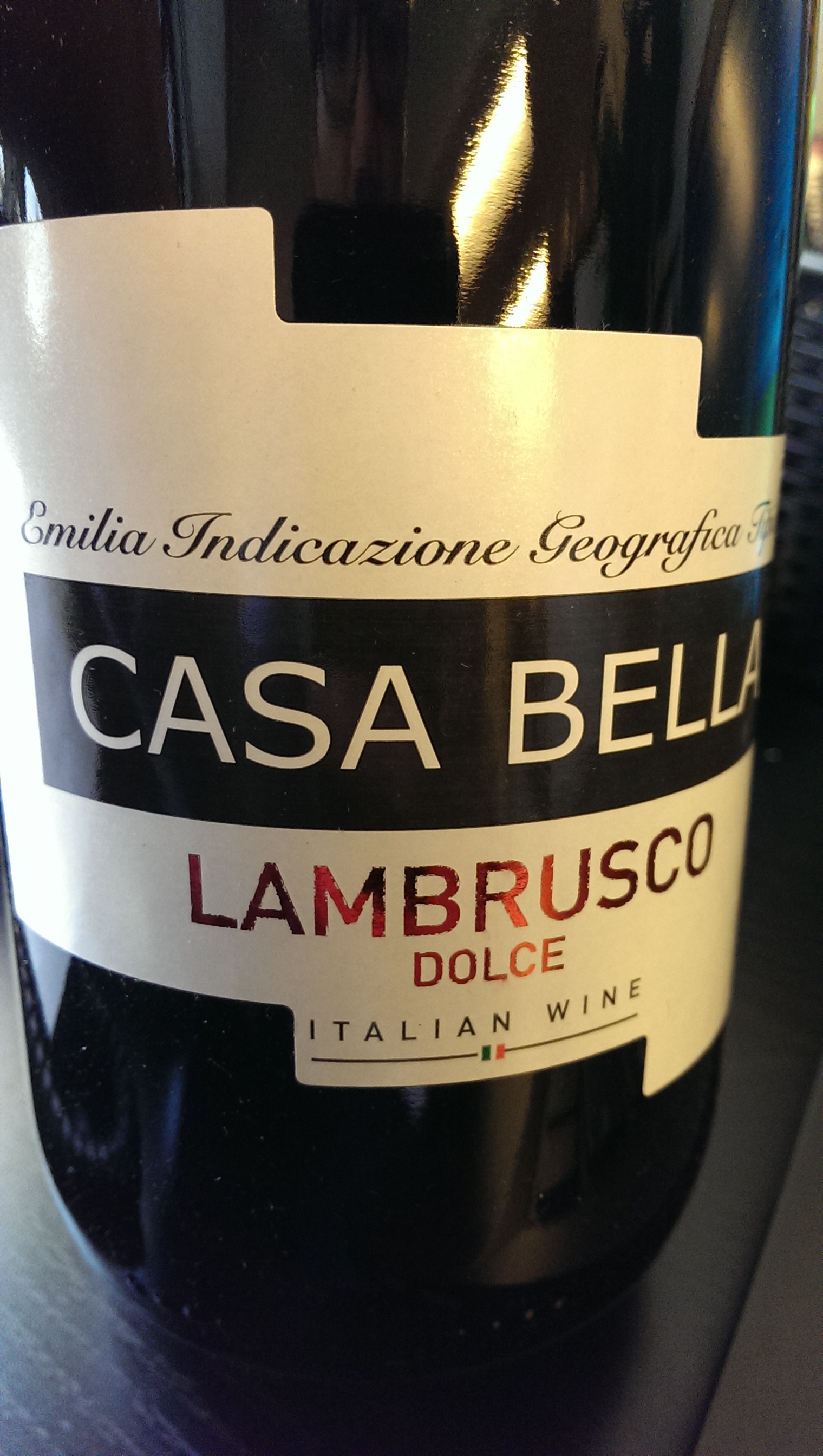 Emilia lambrusco dolce. Вино Ламбруско Dolce Rosso. Casa Bella вино. Каса Бель вино Ламбруско.